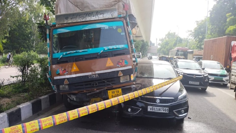 delhi police inspector died in road accident