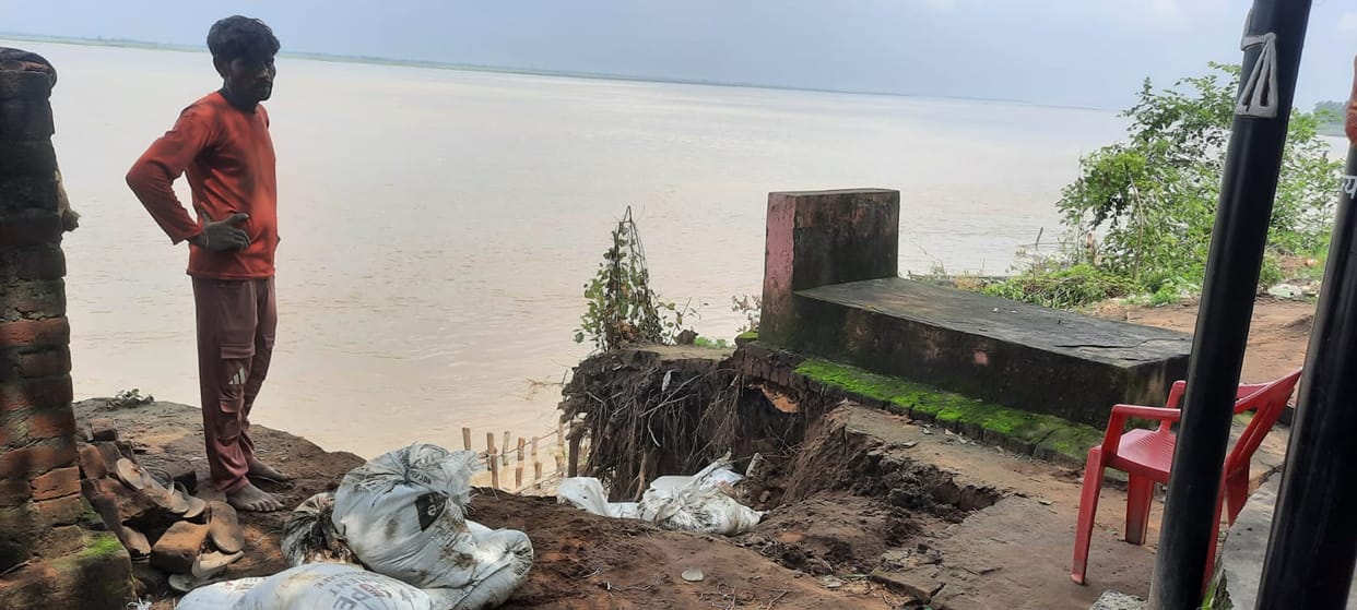 Bijnor: Rapid erosion started again towards Galkha Devi temple, Mahant samadhi immersed in Ganga