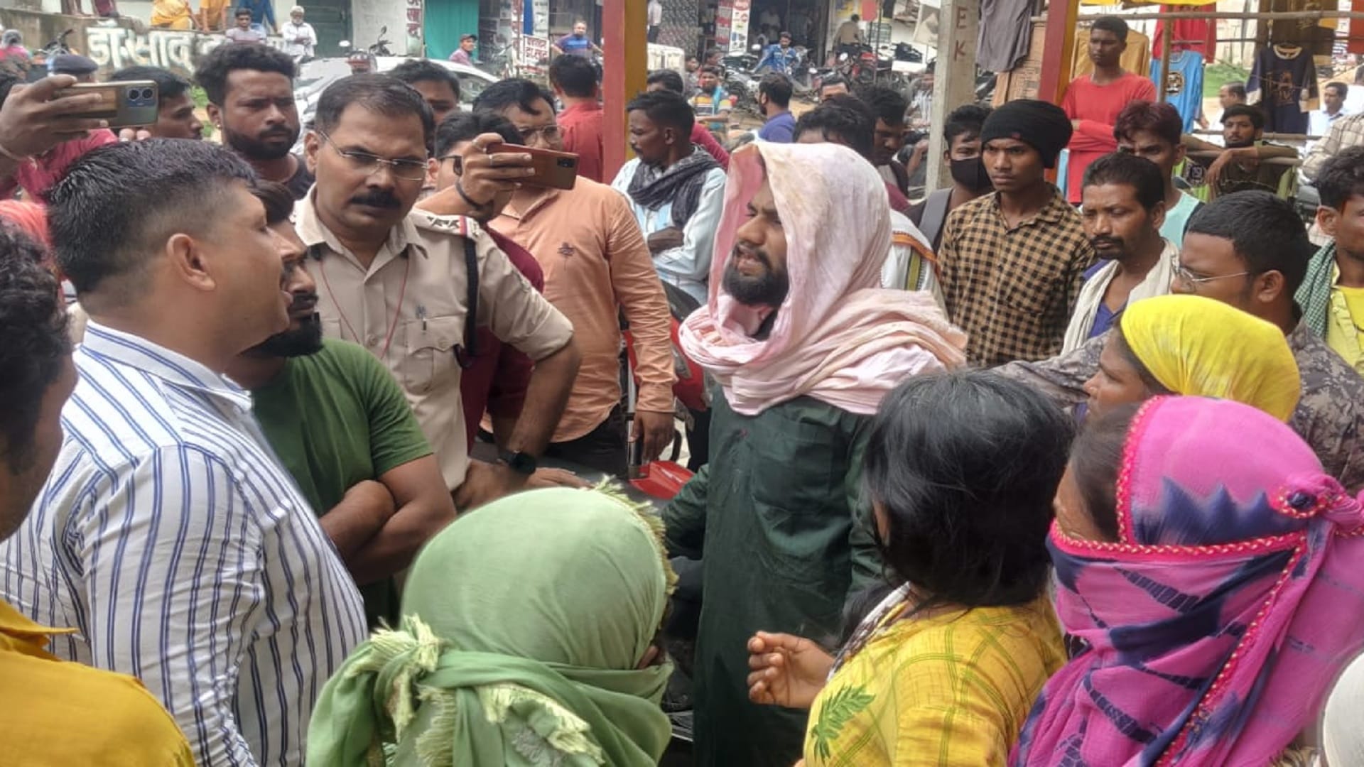 हंगामा करते लोग