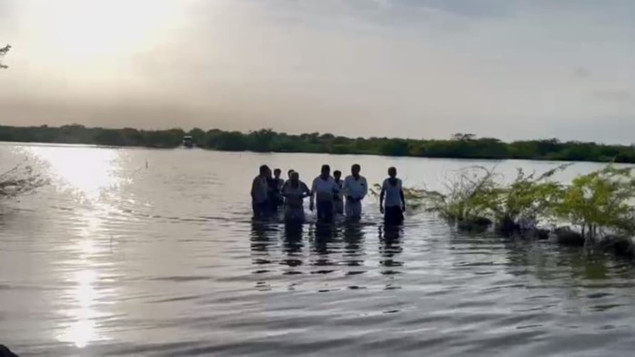 Jalore Waterlogging in villages of Nehar area only water around houses crossing way with help of boat