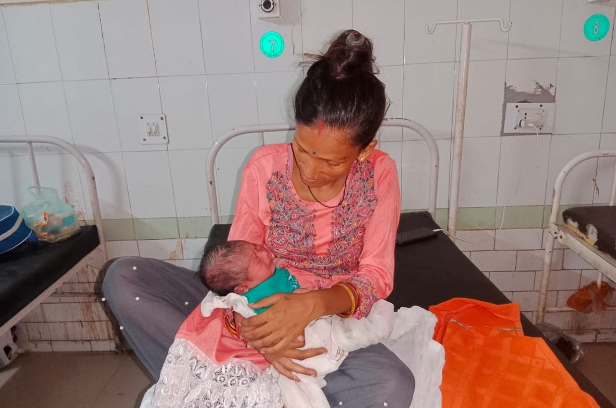 Woman gave birth to a baby girl in Begumpura Express, Admitted at CHC Sandila in Hardoi, passengers helped lik