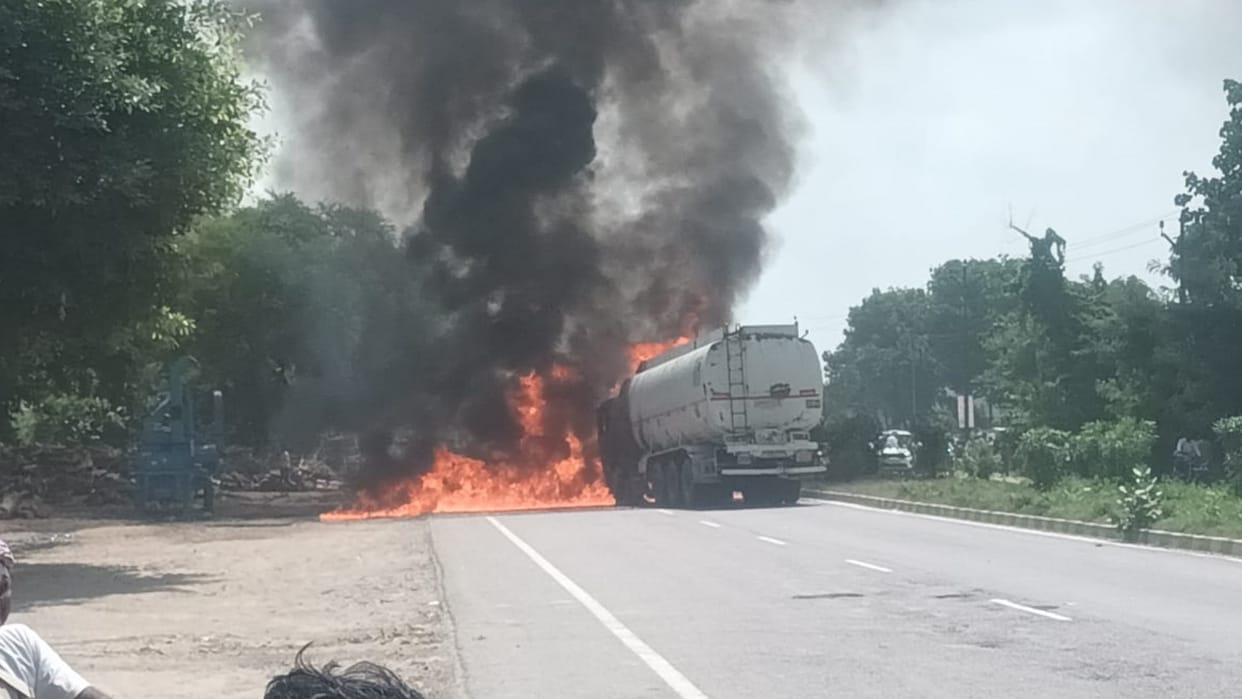 A fire broke out in a tanker on Lucknow Gorakhpur Highway in Ayodhya.
