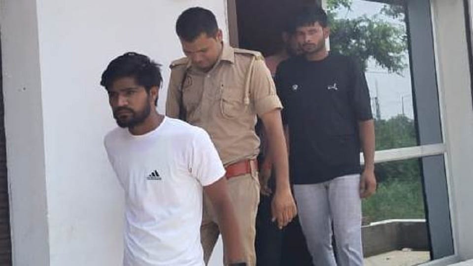 Police raided Oyo Hotel, caught ten youths and two women