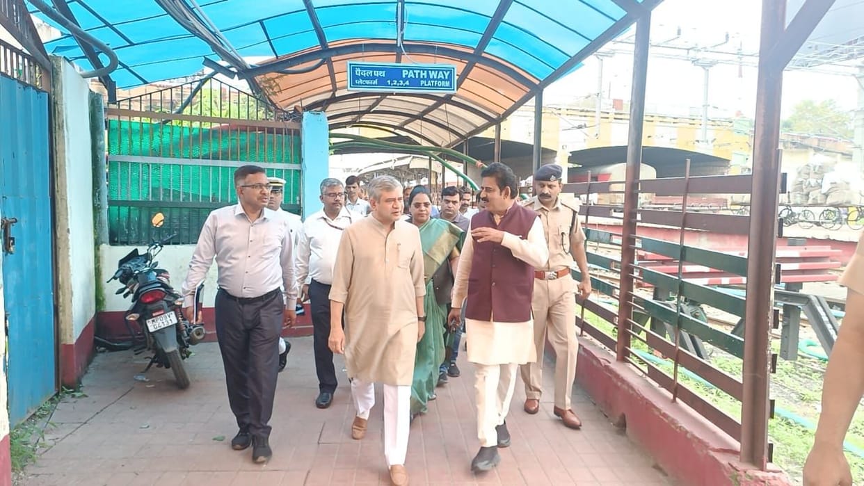 Suddenly, Railway Minister Ashwini Vaishnav reached the railway station to visit, asked to speed up the projec