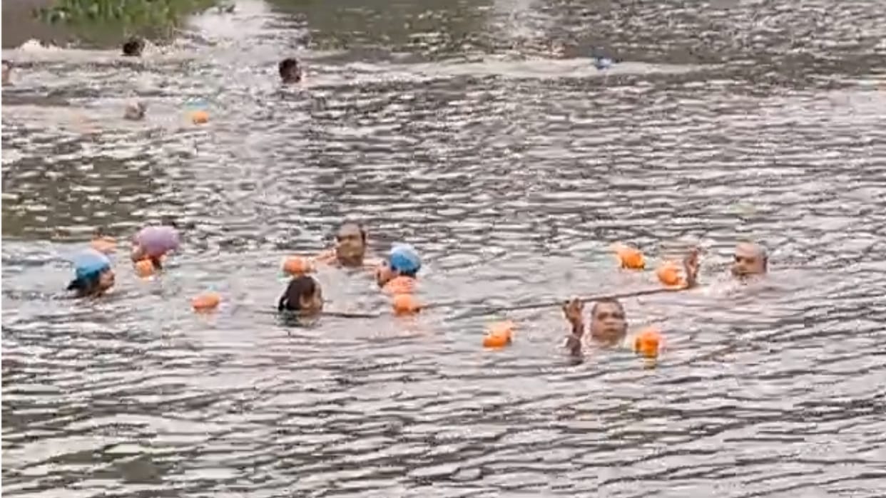 Khandwa: Unique Kavad Yatra floated on the water, Jalabhishek performed in Mahadev's temple across the river