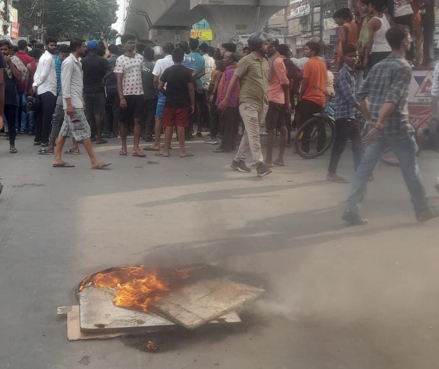 Bihar News: Girl dies due to bus collision in Patna, road accident in Exhibition Road, protest