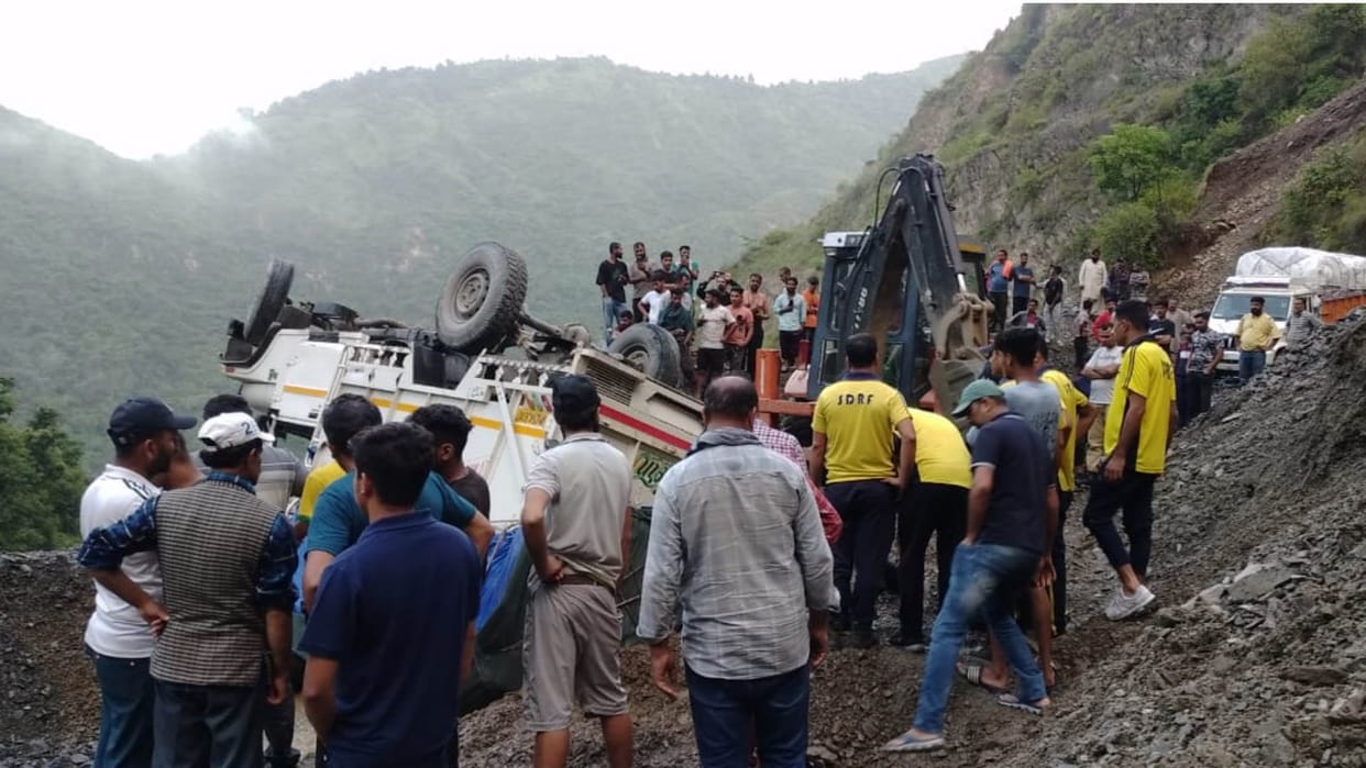 Pickup vehicle coming from Himachal to Dehradun met with accident death injured Uttarakhand read More update