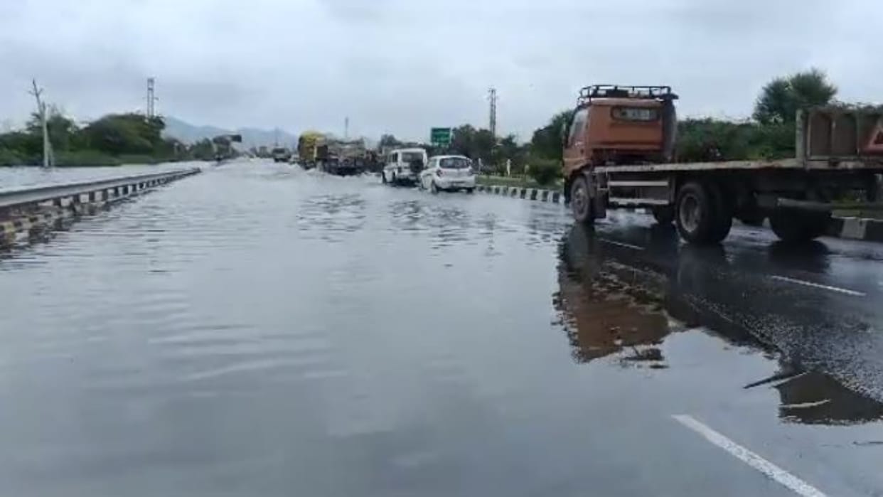 Rain In Ajmer Pond water reached Ajmer-Ahmedabad highway due to torrential rains roads submerged
