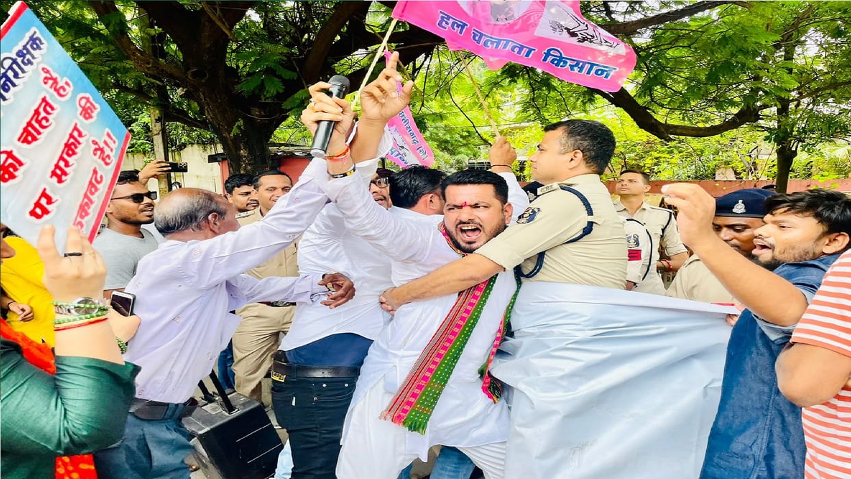 JCCJ siege to CM House raipur chhattisgarh, said Government is selling cow dung to youth