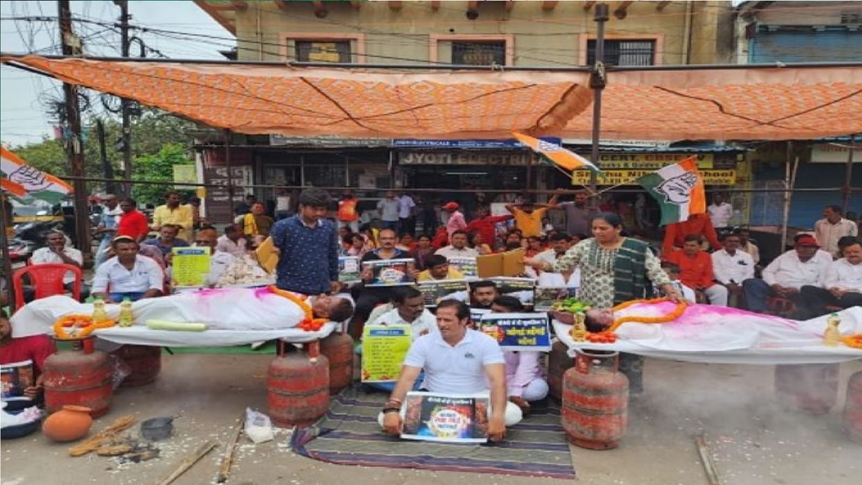 MLA Vikas Upadhyay protest against inflation by keeping dead body on the cylinder