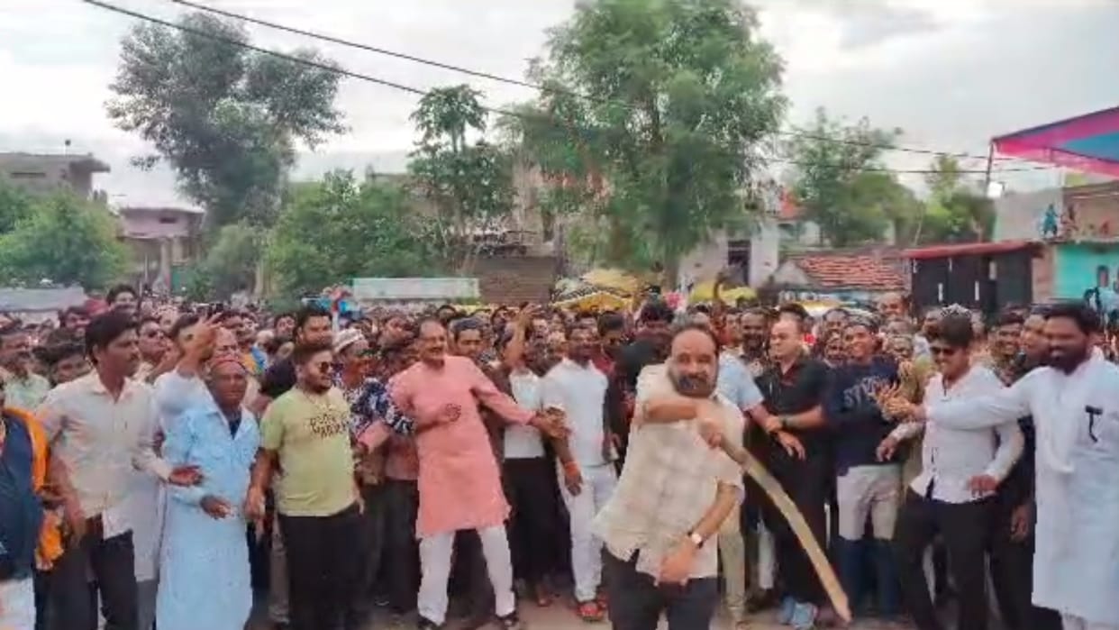 MP News: This 71-year-old minister showed the tricks of the arena by swinging the sword