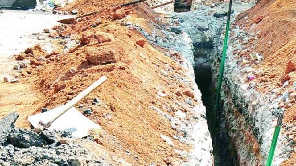 Team of Energy Corporation caught electricity theft by putting wires under ground In Loni Ghaziabad