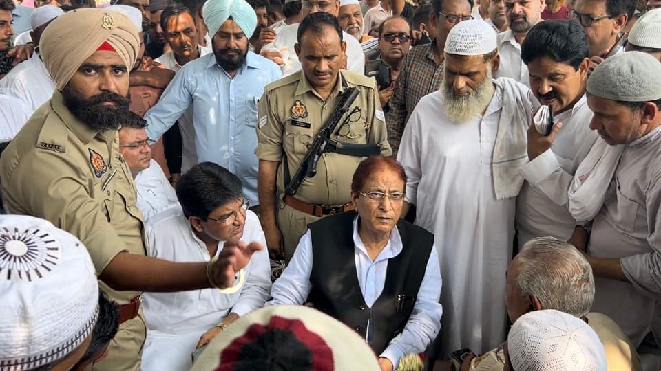 Azam Khan met the relatives of those who died in the Tajia accident
