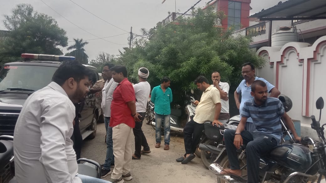 LIC agent hanged leaving his wife sleeping in sonbhadra there was chaos as soon as he woke up