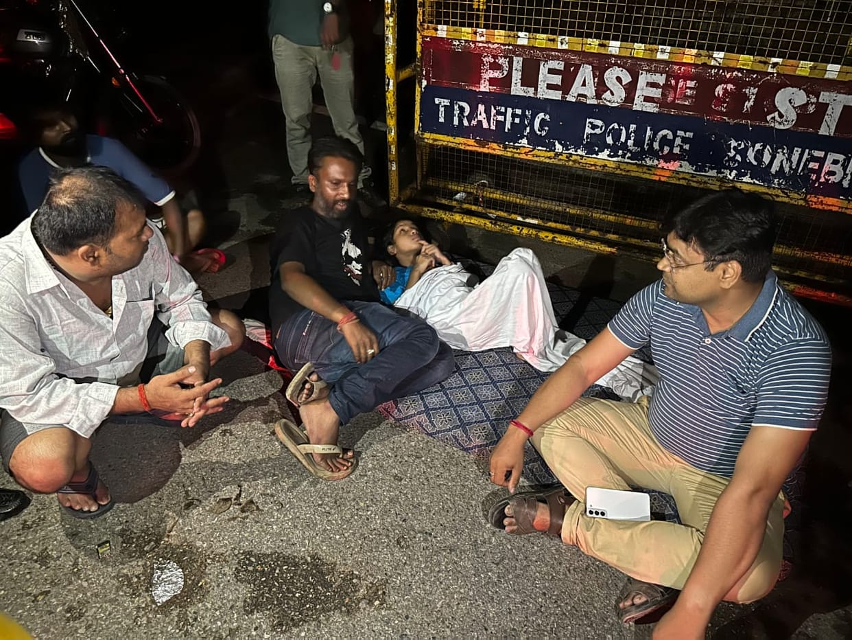 businessman sat on strike with sick daughter in midnight Due to power cut