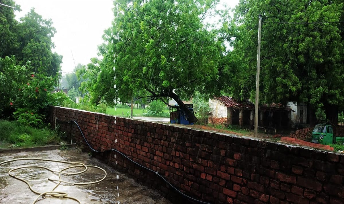 Weather Update Varanasi people get Relief from rain pleasant mausam  due to moist winds