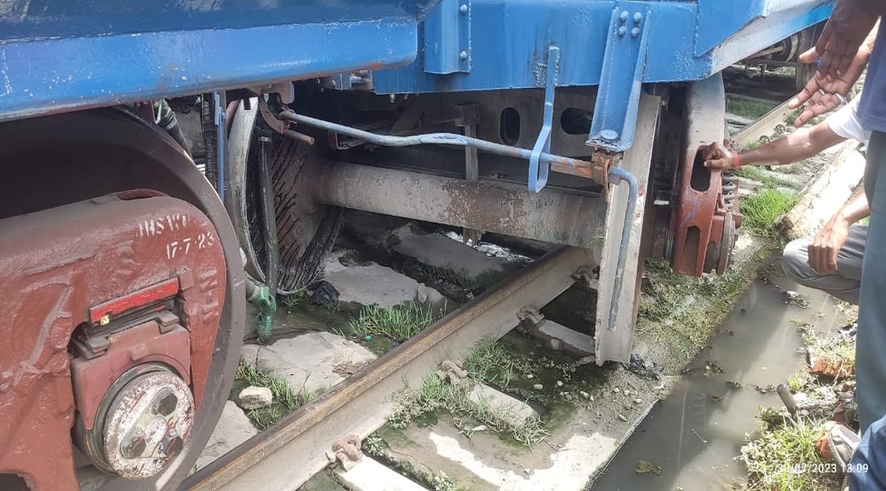 Seven wagons of goods train loaded with cement derailed at Varanasi Cantt station,
