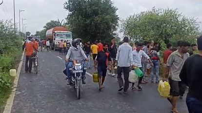 Bhind: चंबल में तेल लूटने की मची होड़, खेत में पलटा कंटेनर, लोग डिब्बों, बाल्टियों में भरकर ले जाने लगे ऑयल Bhind: container overturned in the field people started carrying oil in cans, buckets