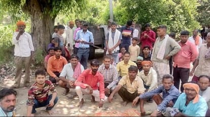 Rampur: When the road was occupied, the villagers protested by keeping the dead body