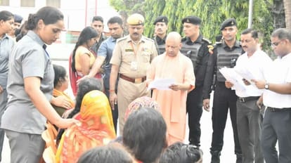 Janta Darbar: गोरखपुर में CM योगी ने सुनी फरियाद, बोले- नहीं होने देंगे किसी के साथ अन्याय Chief Minister yogi listened to problems of 400 people in Janta Darshan Gorakhpur
