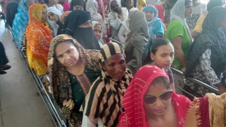 Baghpat :जिला अस्पताल में बीमारों की भरमार, पंजीकरण खिड़की से ओपीडी तक