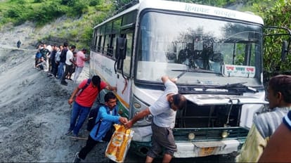 Chamba News: दलदल में फंसकर एक तरफ को झुकने लगी एचआरटीसी बस, यात्रियों में मची अफरातफरी HRTC Bus Stuck In swamp in Chamba Himachal Pradesh