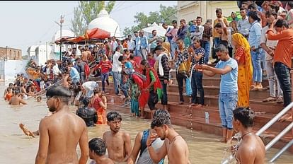 Over one lakh devotees take holy dip in Yamuna at Bateshwar in Agra