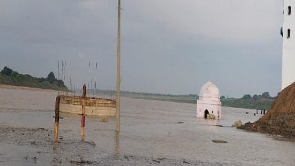 Chambal reached near the danger mark stir in coastal village Shiva temple half submerged