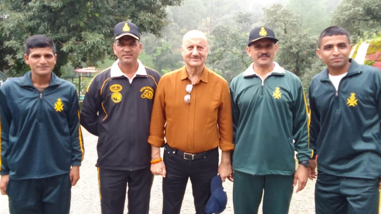 Actor Anupam Kher reached Lansdowne crowd of fans started taking selfie kotdwar Uttarakhand news in hindi