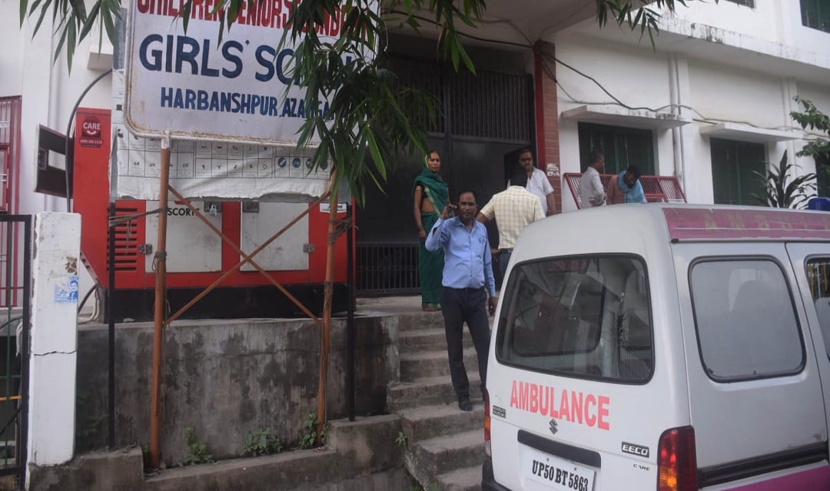 class 11th girl student jumped from third floor of school in azamgarh died on  spot