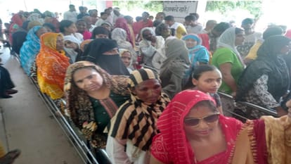 जिला अस्पताल में उपचार के लिए लगी लंबी लाइन।