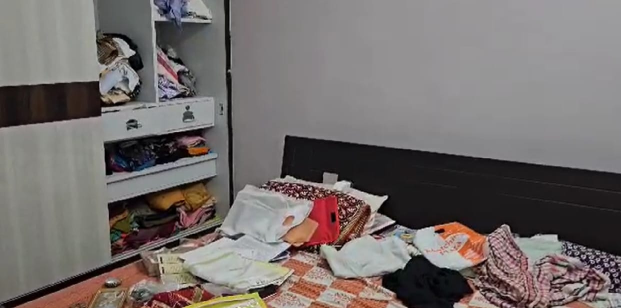 60 thousand cash and jewelery stolen by entering the house in broad daylight