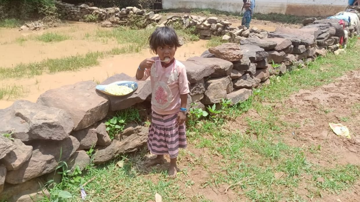 Damoh News Children roaming hungry in Paundi village devastated by reservoir bursting