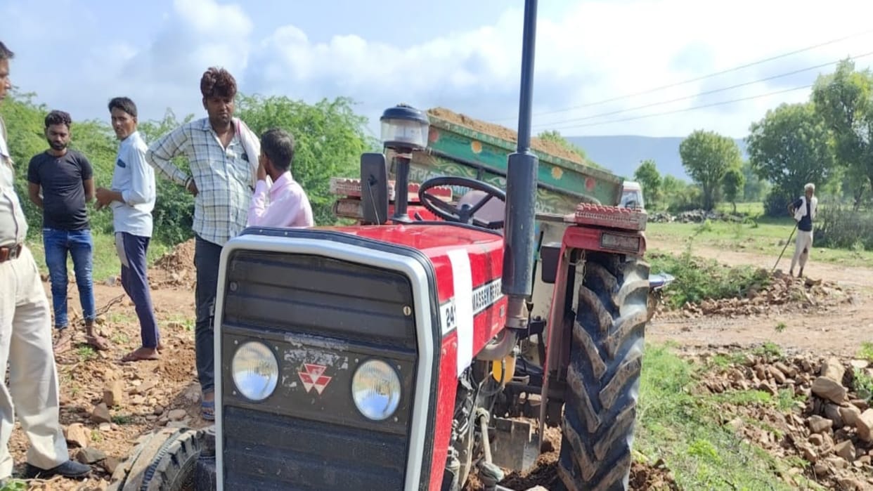 Dausa Crime Illegal mining mafia rescued seized tractor-trolley from Forest Department team by showing fear of