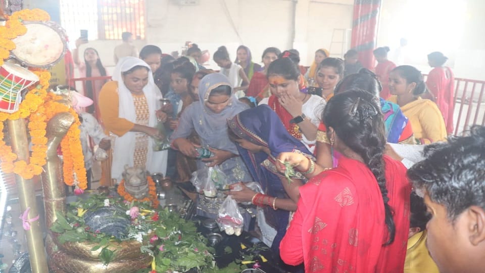 Devotees worshiped in Shiva temples of Shahjahanpur