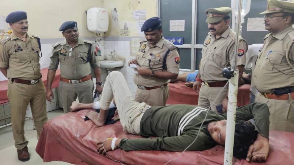 Cow smuggler with prize of twenty five thousand was injured in encounter in Etah police arrested him