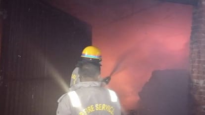 Goods worth lakhs burnt to ashes due to fire in decoration godown of glass and thermos in Firozabad