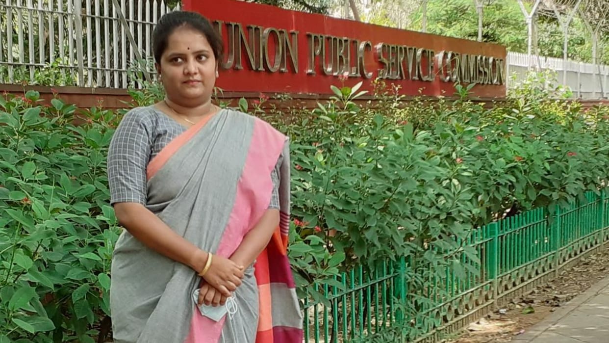 Success Story of actress turned IAS HS Keerthana who cleared PCS first and then UPSC