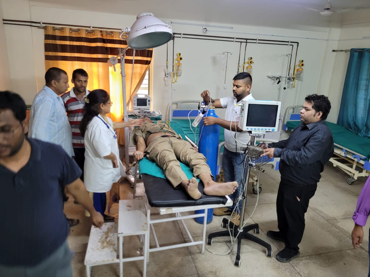 Tehri News Drunk car driver Crashed home guard During Patrolling on Scooty in market