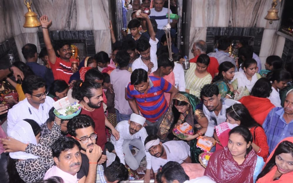 Har Har Mahadev echoed in pagodas, devotees queued up since late night, sought vows by performing Jalabhishek