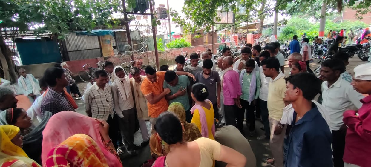 Hardoi road accident, Auto overturned in the ditch to save the bike rider, old man died and two are in critica