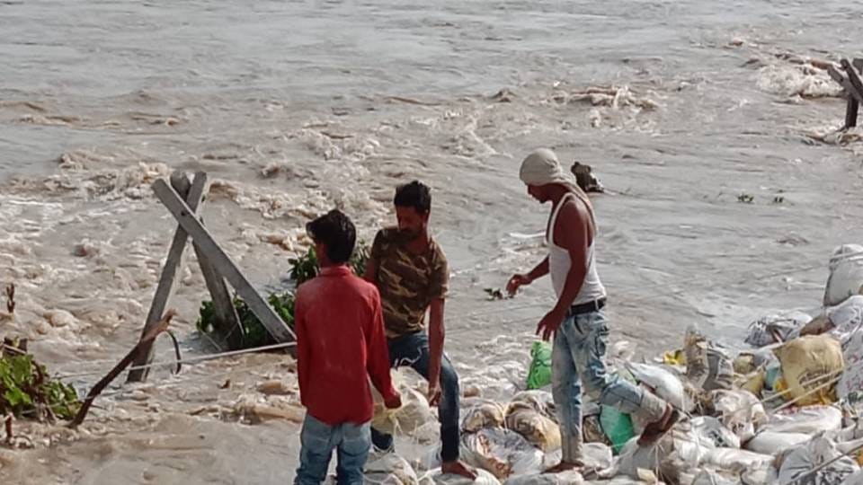 teenager girl died after bullock cart overturned in Ganges in Kasganj villagers saved four other