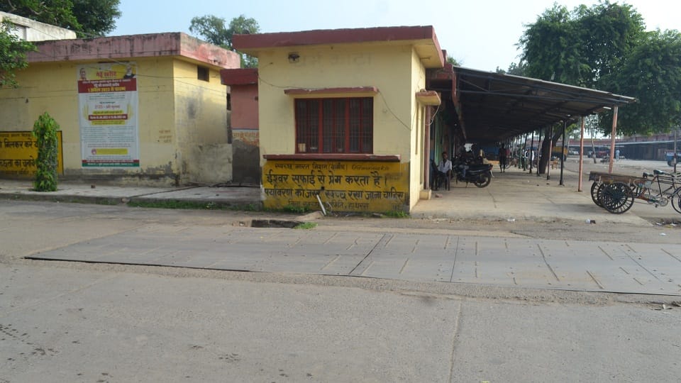Thorn damaged in Hathras Mandi