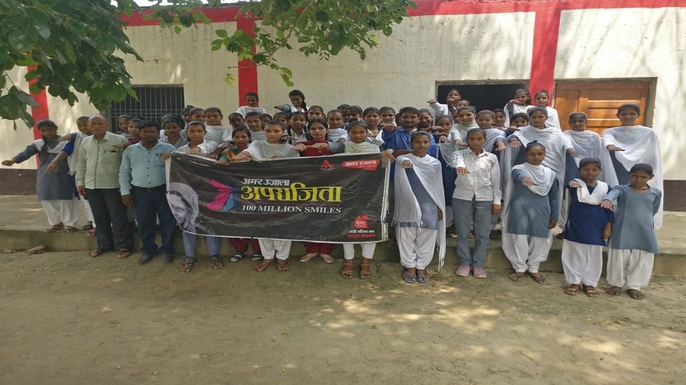 girl students took a pledge in Aparajita 100 million smiles