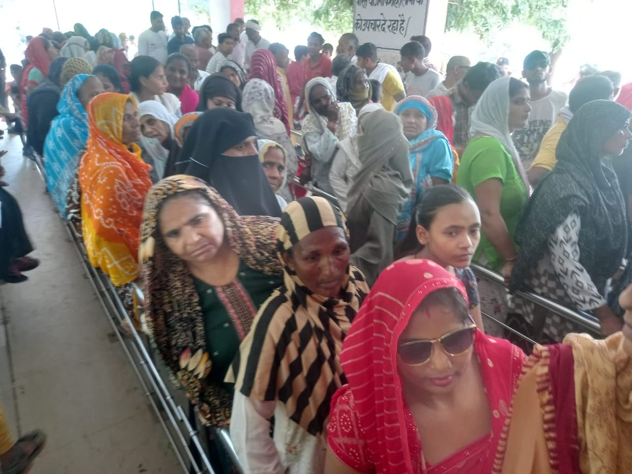 Baghpat: District hospital full of sick, long queue from registration window to OPD