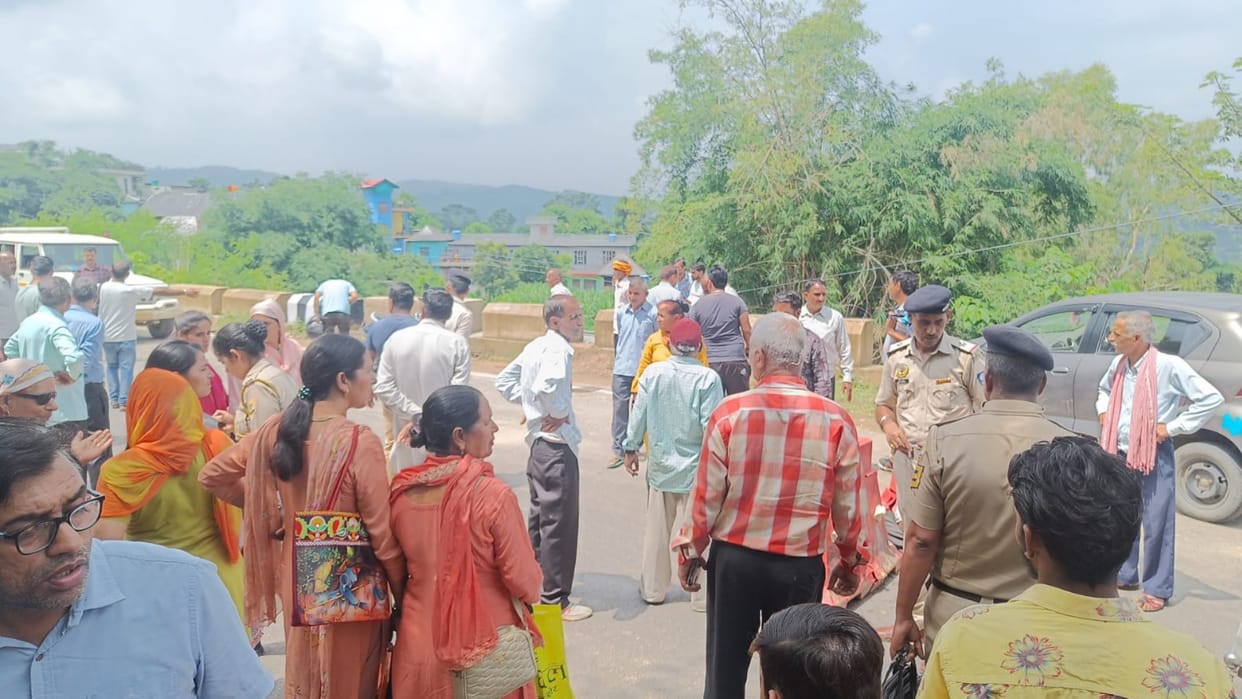 Himachal Bilaspur News: Parents and children hold chakka jam for two hours
