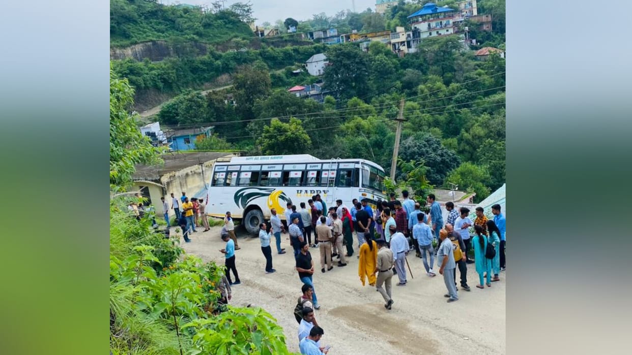 Hamirpur News: Private bus accident in Tauni Devi Hamirpur