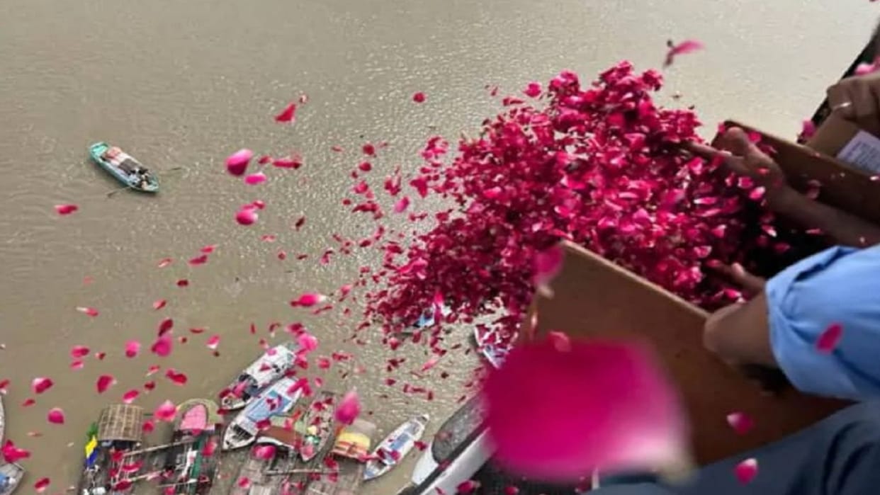 Flowers showered on Kanwariyas, Dashashwamedh Ghat and flowers were showered on Shiva devotees at Sangam