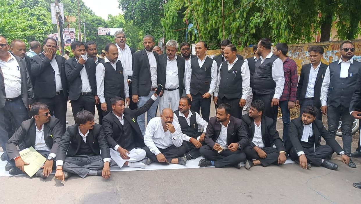 Lawyers on strike angry with the arrest of advocate Vijay Mishra, questions raised on police action