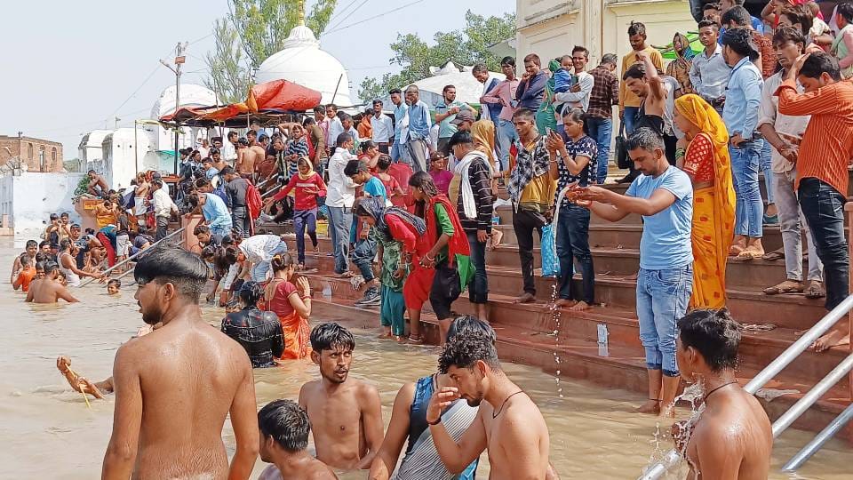 Over one lakh devotees take holy dip in Yamuna at Bateshwar in Agra